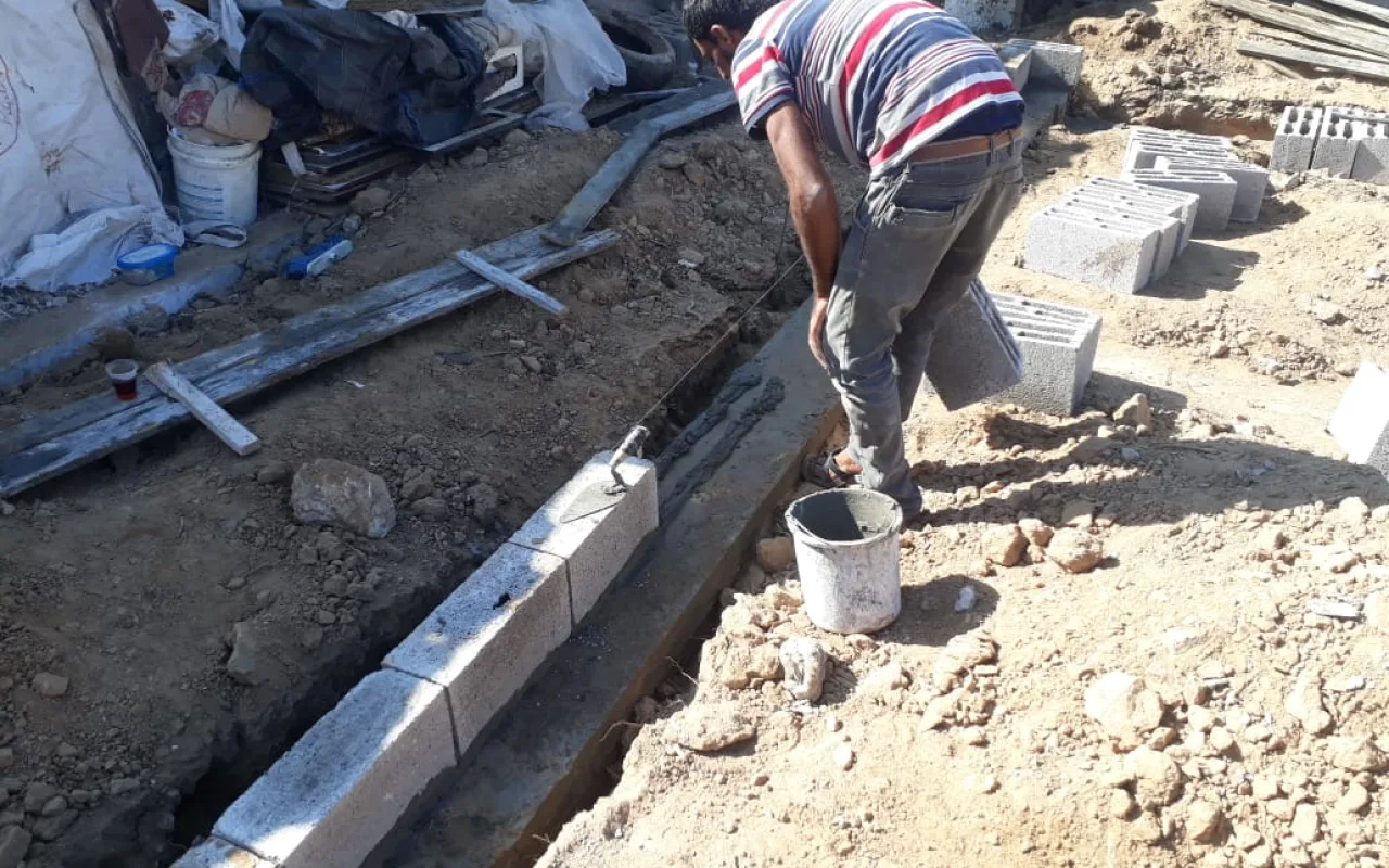 بناء منزل لأحدى الأسر المتعففة ضمن مشروع صنائع المعروف