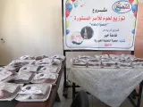 توزيع لحوم للأسر المستورة ضمن مشروع “أطموا الطعام”